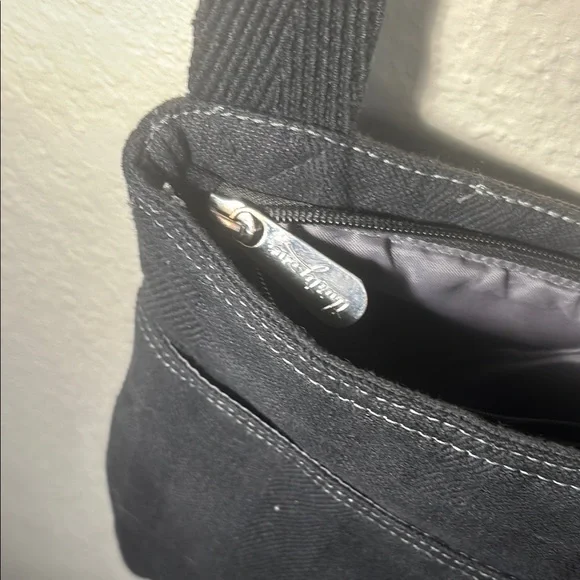 Black and Pink Crossbody Bag with Knitted Texture and Heart Design - Picture 6 of 6